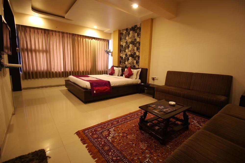 Oyo Premium Law Garden C G Road Otel Amhedabad Dış mekan fotoğraf
