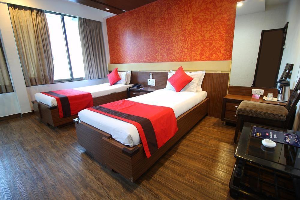 Oyo Premium Law Garden C G Road Otel Amhedabad Dış mekan fotoğraf