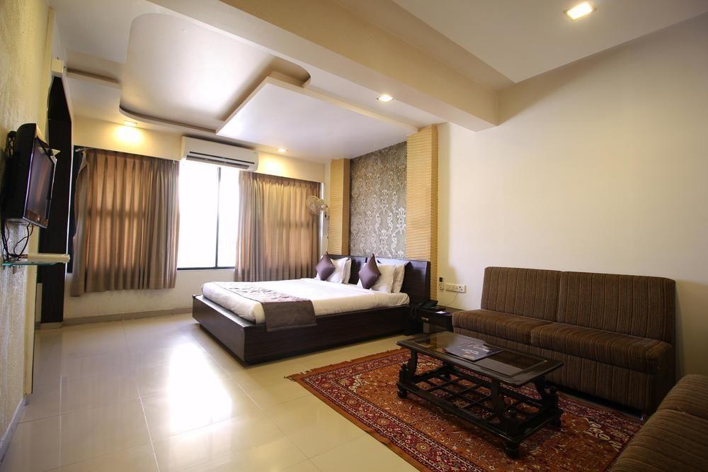 Oyo Premium Law Garden C G Road Otel Amhedabad Dış mekan fotoğraf