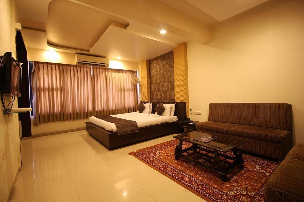 Oyo Premium Law Garden C G Road Otel Amhedabad Dış mekan fotoğraf