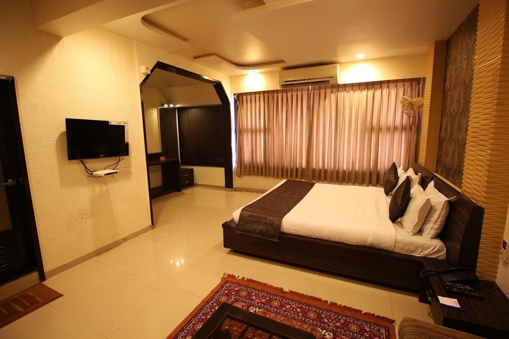 Oyo Premium Law Garden C G Road Otel Amhedabad Dış mekan fotoğraf