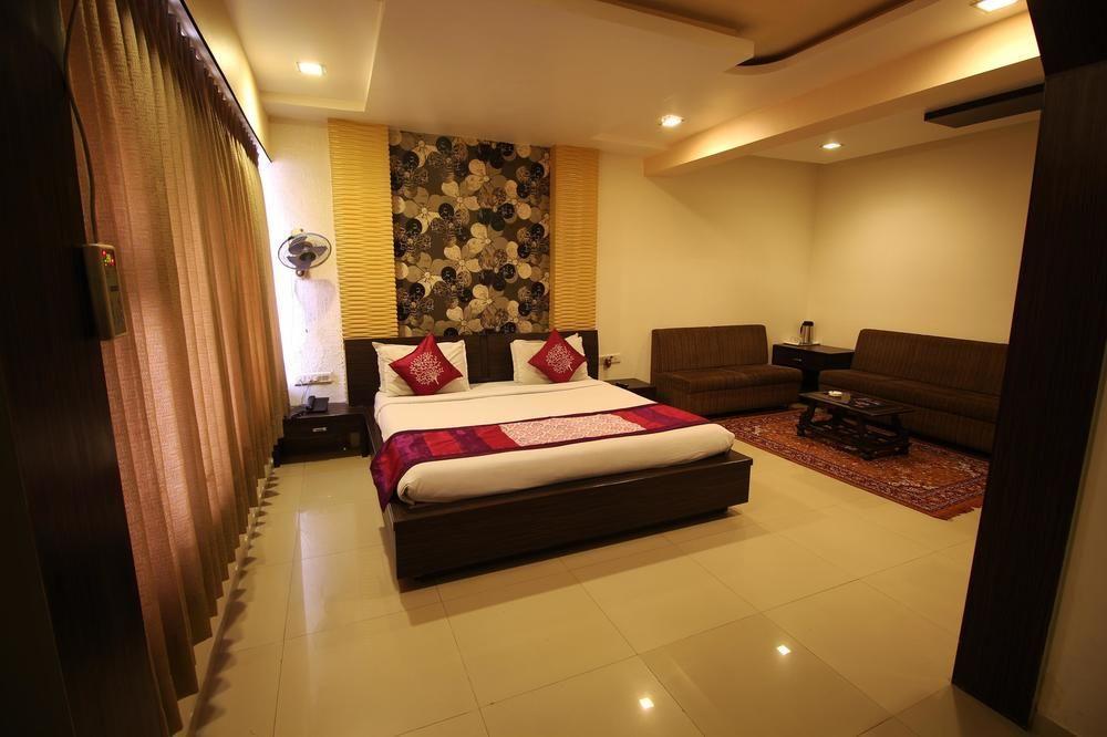 Oyo Premium Law Garden C G Road Otel Amhedabad Dış mekan fotoğraf