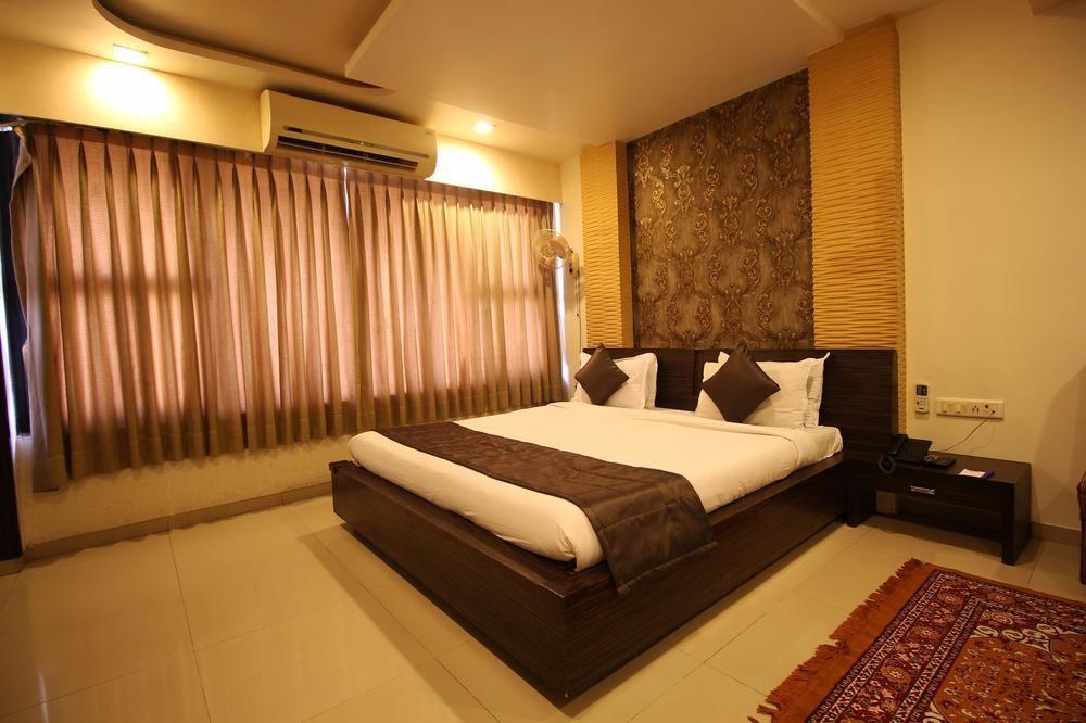 Oyo Premium Law Garden C G Road Otel Amhedabad Dış mekan fotoğraf