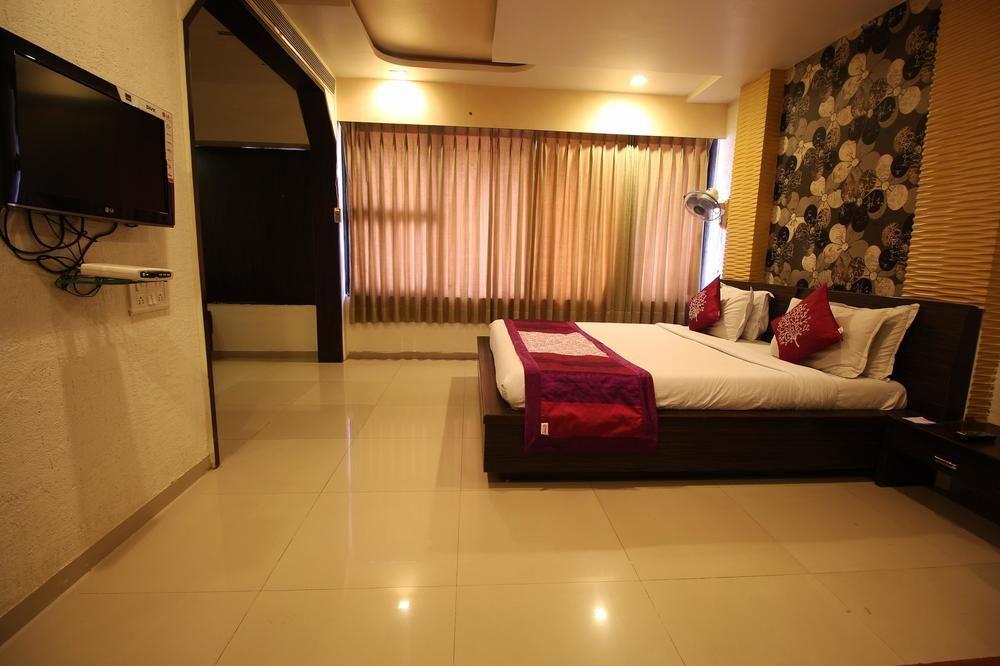 Oyo Premium Law Garden C G Road Otel Amhedabad Dış mekan fotoğraf